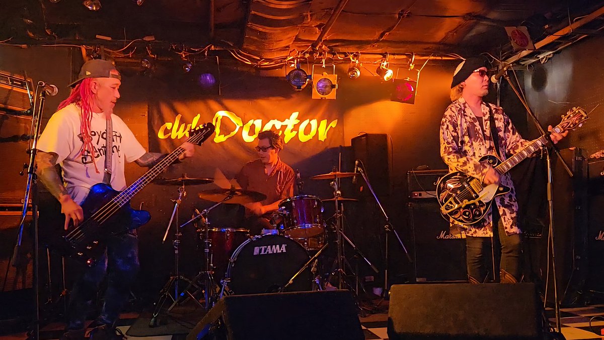 CHR0827's tweet photo. ①週間前は荻窪、今夜はハマヨコのGiragira Akira with His Cool Buddies
とにかくほんまに音小屋に来てくれて嬉しい！
ライブは激熱＆MCはギラっち炸裂で楽しすぎましてありがとうございましたなのですー https://t.co/sh0mHReuZm