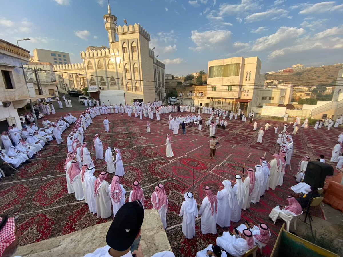 jomanalkarat's tweet photo. التقى الأستاذ سامر الجهني، مدير إدارة الفعاليات والتجارب بالمكتب الاستراتيجي لتطوير منطقة الباحة، والأستاذ أحمد بن خميس الغامدي، رئيس جمعية وجهة السياحة بالباحة، بالرئيس التنفيذي لجمعية رغدان للتنمية والخدمات الأستاذ صالح بن سعيد مديس، وذلك بمقر الجمعية، بحضور عضو مجلس الإدارة والمسؤول الإعلامي الأستاذ جمعان الكرت.
وجرى خلال اللقاء مناقشة التمكين  لبرنامج «رغدان.. حكاية وتراث» في نسخته الثانية، الذي تستعد جمعية رغدان للتنمية والخدمات لتنظيمه خلال صيف هذا العام، بما يسهم في إبراز المقومات التراثية والثقافية والسياحية التي تتميز بها رغدان.
ويهدف البرنامج إلى تعزيز مكانة رغدان بوصفها وجهة تراثية وثقافية وسياحية واجتماعية رائدة، من خلال تنفيذ حزمة من البرامج والفعاليات النوعية التي تعكس الهوية التراثية والثقافية لمنطقة الباحة، وتُسهم في تنشيط الحركة السياحية، ودعم التنمية المجتمعية، وإشراك المجتمع المحلي في المحافظة على الموروث الثقافي وإبرازه للأجيال والزوار.