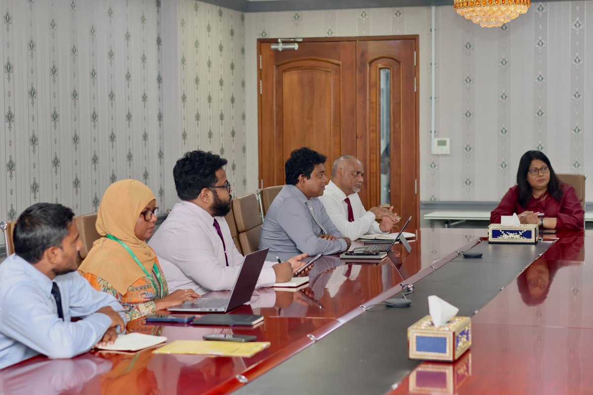 MoHmv's tweet photo. މިނިސްޓަރ @geelaali އަދި މި ވުޒާރާގެ އިސްވެރިން، ބ.އޭދަފުށި ކައުންސިލް ގެ މެންބަރުންނާ ބައްދަލުކުރައްވާ، އެރަށުގައި ދެމުންދާ ޞިއްޙީ ހިދުމަތްތައް އިތުރަށް ހަރުދަނާކުރުމަށާއި، ރަށުގެ ރައްޔިތުންނަށް ބޭނުންވާ ޞިއްޙީ ފަރުވާގެ ފުރުސަތުތައް ފަހިކޮށްދިނުމާ ގުޅޭގޮތުން ފުޅާދާއިރާއެއްގައި މަޝްވަރާކުރައްވައިފި.