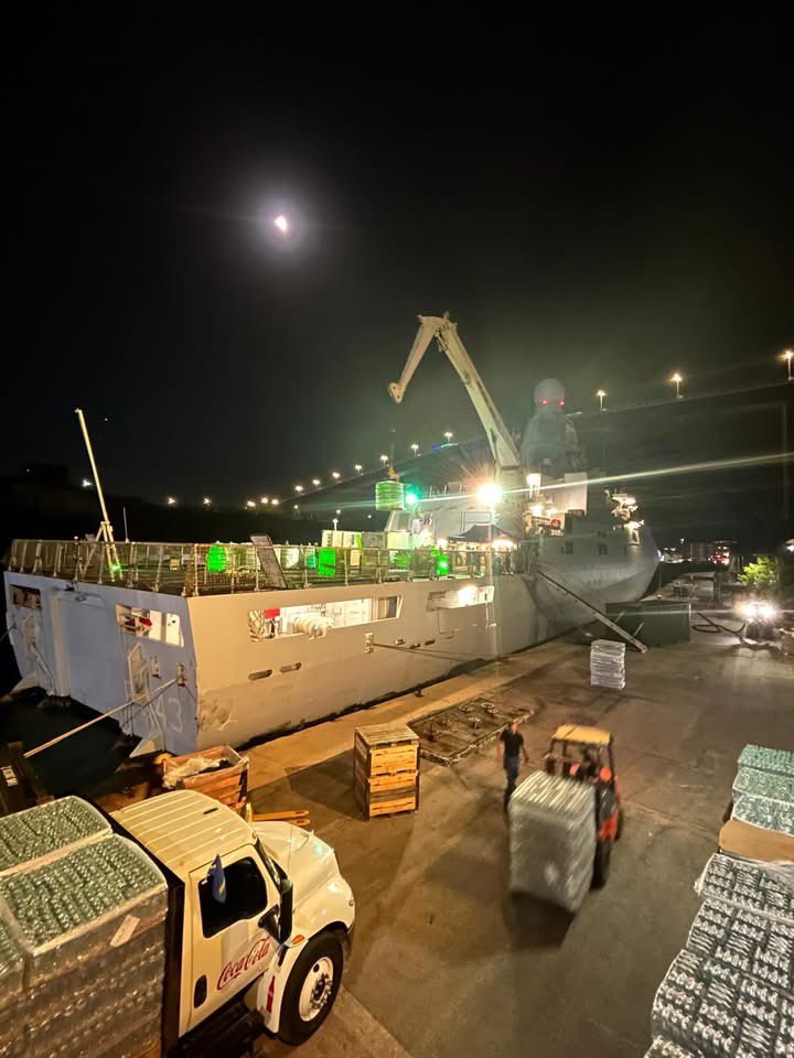 DeZiekenpa's tweet photo. @MinPres @USARNL Ondertussen gaat het Stationsschip in de West en de Kustwacht Carib gewoon door.  #Noodhulp. https://t.co/6KGcxMDFVs