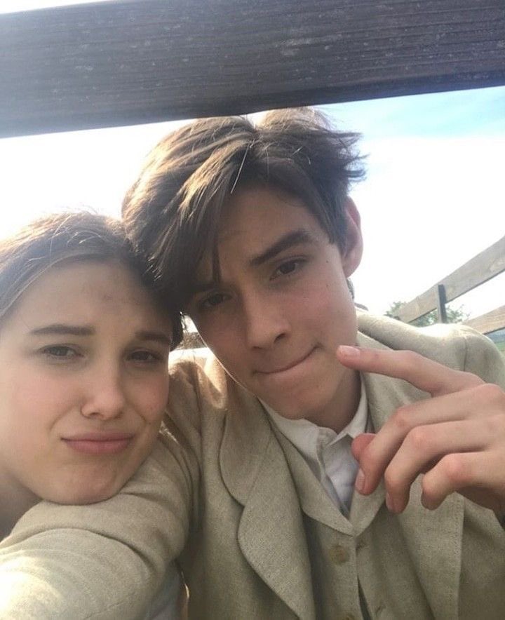 partridgebrasil's tweet photo. — Em 2020, Millie Bobby Brown mostrou a anotação que fez durante a audição de Louis Partridge para Enola Holmes:

“@/louispartridge_, quando você fez a audição para o Tewkesbury, escrevi isso atrás das minhas falas para mostrar para a minha irmã que você era o número 1!” https://t.co/ZoAqBTz9dn