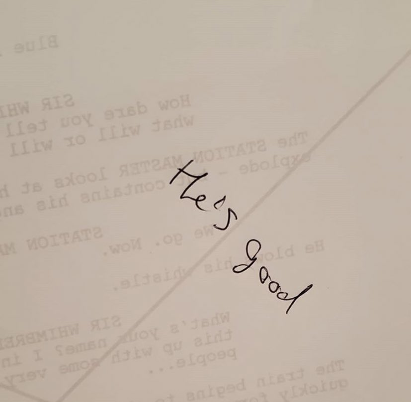 partridgebrasil's tweet photo. — Em 2020, Millie Bobby Brown mostrou a anotação que fez durante a audição de Louis Partridge para Enola Holmes:

“@/louispartridge_, quando você fez a audição para o Tewkesbury, escrevi isso atrás das minhas falas para mostrar para a minha irmã que você era o número 1!” https://t.co/ZoAqBTz9dn
