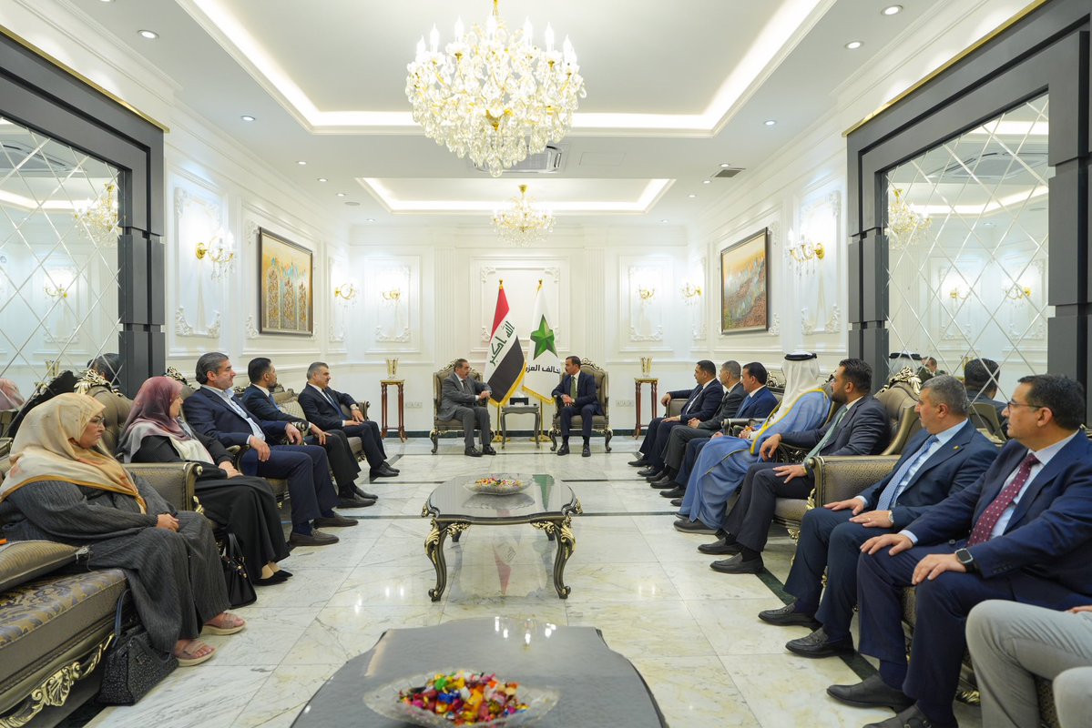 alazmparty's tweet photo. الهيئة القيادية لتحالف العزم تستقبل وفد الحزب الديمقراطي الكردستاني وتبحث المستجدات السياسية
••••••••••

استقبلت الهيئة القيادية لتحالف العزم، اليوم الاحد، وفداً من الحزب الديمقراطي الكردستاني، برئاسة القيادي في الحزب، السيد هوشيار زيباري، حيث جرى خلال اللقاء بحث مستجدات المشهد السياسي في البلاد وعدد من الملفات الوطنية ذات الاهتمام المشترك.

وأكد الجانبان أهمية تعزيز الحوار والتفاهم بين القوى السياسية، بما يسهم في دعم الاستقرار السياسي وترسيخ الشراكة الوطنية، إلى جانب التأكيد على أهمية مواصلة التنسيق والتشاور بشأن القضايا المرتبطة بعمل مؤسسات الدولة والاستحقاقات الدستورية والسياسية.

كما تناول اللقاء أهمية دعم المسار الحكومي وبرنامجه، والحفاظ على التوازنات الوطنية، ومواصلة العمل المشترك بما يعزز الثقة بين الشركاء السياسيين ويستجيب لتطلعات المواطنين في مختلف المحافظات.

•••••
المكتب الإعلامي
لتحالف العزم
5 تموز 2026