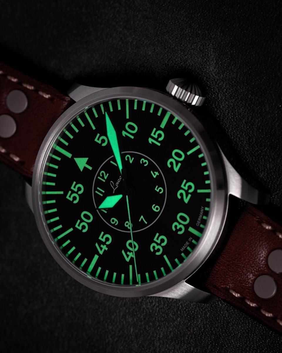 abtsaat's tweet photo. Laco Pilot Watches Basic Aachen 39 👨🏻✈️
Tarihi gözlem saatlerinden ilham alan sade siyah kadranı, yüksek kontrastlı indeksleri ve okunabilirliği ön planda tutan tasarımı sayesinde gerçek bir pilot saati karakteri sunar.
Link: https://t.co/G6Xy7nkkhY
#abtsaat #laco #861990 https://t.co/5rGTISQUkA
