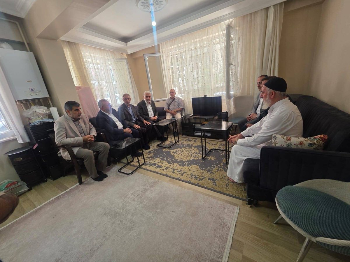 HurDavaPartisi's tweet photo. Genel Başkanımız Sayın Zekeriya Yapıcıoğlu, yakın zamanda eşi vefat eden İstişare Kurulu Üyemiz Cemal Çınar’a taziye ziyaretinde bulundu.

Merhumeye Allah’tan rahmet; Çınar ailesine, yakınlarına ve sevenlerine sabır ve başsağlığı diliyoruz. https://t.co/HDZCxfgpBq