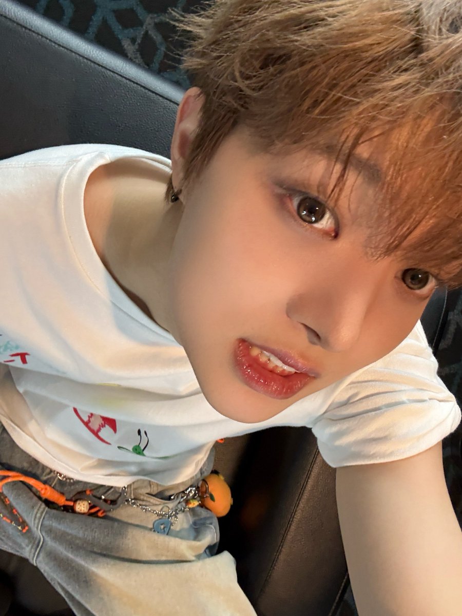 97login_'s tweet photo. 의주 이런 구도로 찍는 사진 진짜 되게 귀여워 https://t.co/OsksPj9gaX