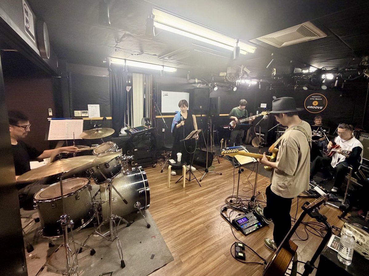 kyoheiishikawa's tweet photo. 幸せすぎるリハでした！
どんなライブになるのか、主催者が一番分かってなさ過ぎるままリハーサルを迎えたのですが、 
とんでもなく楽しいライブになることが今日判明しました！
前半はインストとブルース、後半は90年代カバーとオリジナル、素晴らし過ぎるメンバーでお届けします！ぜひ！ https://t.co/TDsQeAb03u