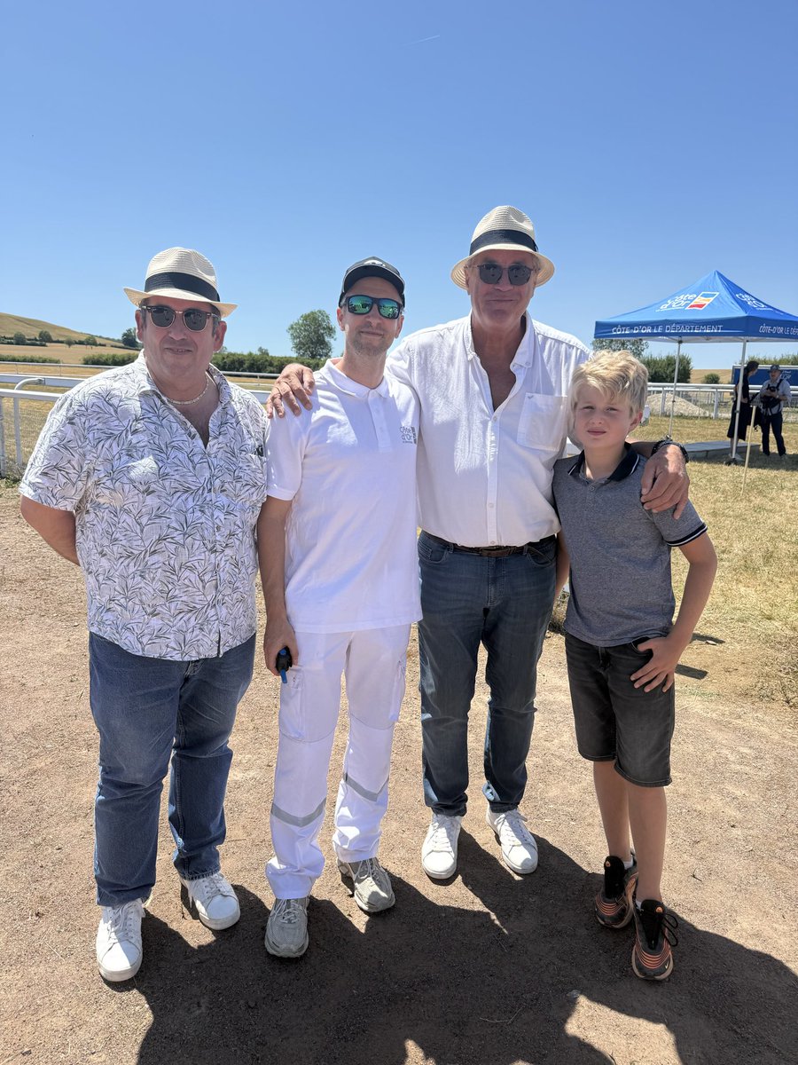 Sauvadet's tweet photo. 🏇Malgré le changement d’heure à cause de la canicule, une forte affluence ce dimanche lors des courses hippiques de #Vitteaux.
👏 Merci aux bénévoles et partenaires de faire vivre chaque année ce rendez-vous hippique incontournable de la #CôtedOr. https://t.co/65aibfR9nt