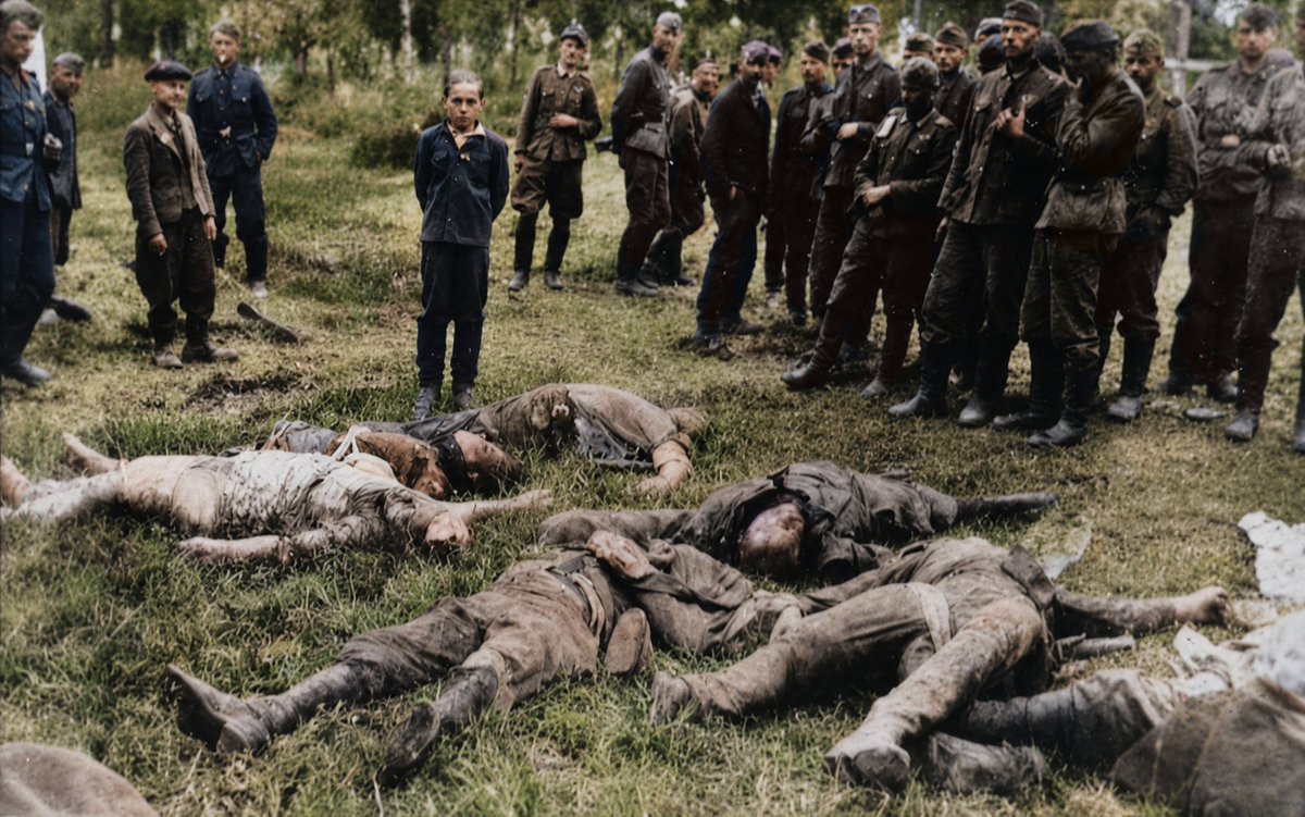 DaniMayakovski's tweet photo. Soldados nazis de las SS, junto a sus colaboradores fascistas de la policía auxiliar ucraniana, obligan a un niño a mirar los cadáveres de su familia muerta, antes de ser fusilado junto a ellos.

Zborów, Ucrania, 5 de julio de 1941. https://t.co/gZpEmwbjrW