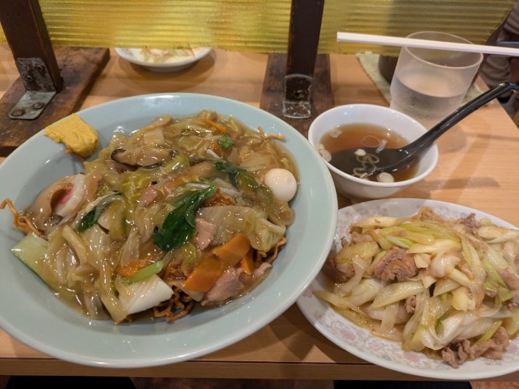 IIllIIllIIll's tweet photo. 【中華一龍王】カタ焼きそば，ねぎ肉炒め。

横浜駅二大人気中華店。揚げ麺に塩っぱくないが濃い味付けの餡がたっぷり、野菜以外は海老イカ豚肉うずらなると、際立つ干し椎茸の個性。毎回炒飯注文なので初食だがこれも美味。主役は豚肉では無く、シャキシャキ食感が残る大量の長ネギを塩ダレで。 https://t.co/hxCqcmJRsR