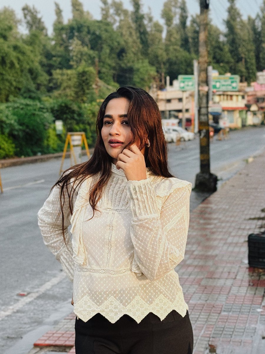 _TFIBanisa's tweet photo. Kaavya Arivumani 🤍🖤

#Kaavya #KaavyaArivumani https://t.co/PcDGUfmh61