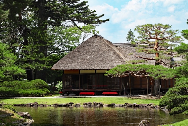 aizu_story's tweet photo. 【暑い日は、会津で深呼吸。🎐🌿】

毎日暑すぎる〜🥵💦

そんな日は、
スマホをちょっと置いて📱

緑に囲まれた場所で、
深呼吸してみませんか？🍃✨

会津若松市にある**御薬園（おやくえん）**🌿

ここは、四季折々の自然を楽しめる歴史ある庭園です😊

🔵池に映る景色💧
🟠木漏れ日のやさしい光☀️
🟢風に揺れる木々の音🍃

派手なアトラクションはないけれど、気づけば心がスーッと軽くなる、そんな時間が流れています✨

忙しい毎日だからこそ、
たまには自然の中で深呼吸🌿

この夏は、会津で”ひと休み”しませんか？😊

🍃 会津で深呼吸🌈

📍場所：御薬園（福島県会津若松市花春町8-1）