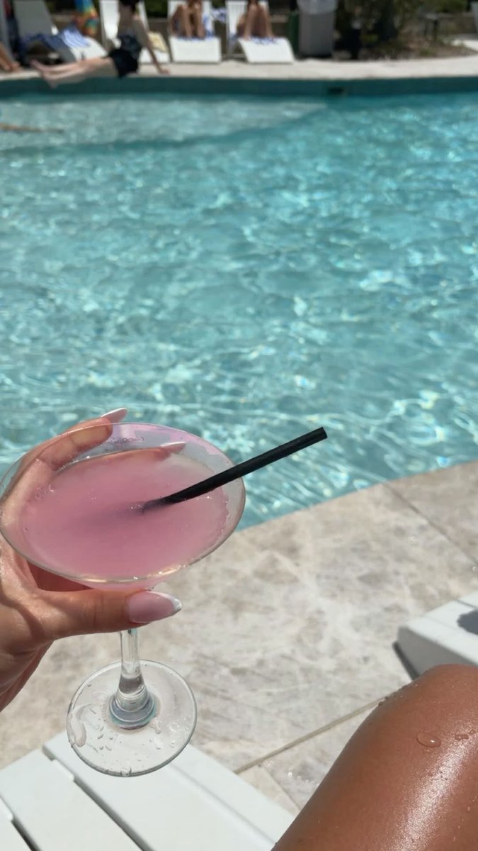 B14ckswnn's tweet photo. Living my best life rn 
(Grazie fratellone per la piscina🎀) https://t.co/JOxCpb99HU