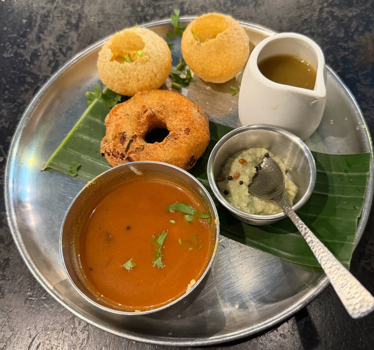 baal_lord's tweet photo. 最近食べたカレー。GOND@お茶の水のストリートランチコース（ホリデーランチ）＋チキンティッカ。全部完璧だし何より楽しい。 https://t.co/P9PayLEwZe