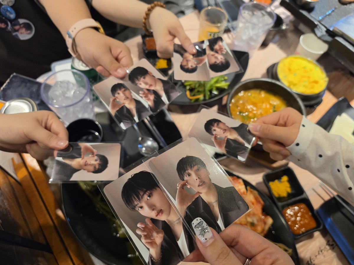 JuA_YOON0321's tweet photo. 260705 2026 FANCON💛
[JUST, NO REASON] #윤산하 #산하 

이제야 올리는...
팬콘 끝나고 뒷풀이~~~~~~
어제도 넘 행복했딴><🫢🤭
어제 넘 완벽한 하루여써어👍
곧 또 만나아😚🤔🫶 행복하다아😚
#JUST_NO_REASON @YOONSANHA_offcl https://t.co/vI5onBZDPH