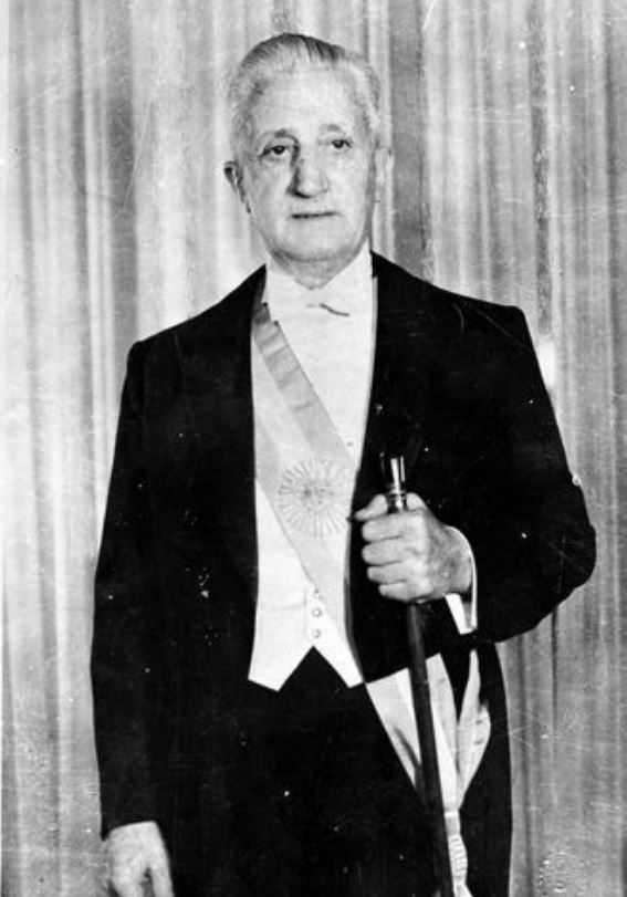 PedroMihovilce1's tweet photo. Cuando se te ocurra pensar en los presidentes que tuvo la República Argentina, te recomiendo leer esto y después compará todo lo que quieras:

El gobierno de Arturo Umberto Illia (1963–1966): economía, calidad de vida y contexto histórico

El gobierno de Arturo Umberto Illia se extendió desde el 12 de octubre de 1963 hasta el 28 de junio de 1966, cuando fue derrocado por un golpe de Estado encabezado por el general Juan Carlos Onganía.

A pesar de haber gobernado en un contexto político complejo con el peronismo proscripto, una fuerte presión militar y una representación parlamentaria fragmentada, su gestión es recordada por la austeridad administrativa, la transparencia y una evolución favorable de diversos indicadores económicos y sociales.

Crecimiento económico
Durante su mandato, la economía argentina experimentó una importante recuperación.
En 1964 el Producto Bruto Interno (PBI) creció aproximadamente un 10,3%.
En 1965 volvió a crecer cerca de un 9,1%.
Estos niveles de crecimiento ubicaron a la Argentina entre las economías de mayor expansión de América Latina durante esos años.

Al mismo tiempo:
El desempleo descendió desde aproximadamente 8,8% en 1963 hasta 5,2% en 1966.
El salario real aumentó alrededor de 9,6% entre fines de 1963 y fines de 1964, mejorando el poder adquisitivo de los trabajadores.
La deuda externa se redujo de aproximadamente 3.400 millones de dólares a 2.600 millones de dólares.
El déficit fiscal disminuyó y la balanza comercial registró superávits.

Inflación
Aunque el crecimiento económico fue elevado, la inflación continuó siendo un problema.
Las cifras aproximadas fueron:
* 1964: 22,1%
* 1965: 28,6%
* 1966: 31,9%
Es decir, la economía crecía con fuerza, pero aún convivía con una inflación significativa para los estándares internacionales.

Calidad de vida
La mejora económica tuvo impacto sobre diversos indicadores sociales.
Durante el gobierno de Illia:
* aumentó el empleo;
* mejoró el poder adquisitivo de los salarios;
* se fortaleció el mercado interno;
* crecieron las jubilaciones mínimas;
* se impulsaron políticas destinadas a proteger a los trabajadores.
Entre las medidas más importantes se destacó la sanción de la Ley del Salario Mínimo, Vital y Móvil, que buscó garantizar un ingreso suficiente para cubrir las necesidades básicas de los trabajadores y sus familias.

Salud pública
Uno de los aspectos más recordados de esta administración fue la política sanitaria impulsada por el ministro Arturo Oñativia.
La denominada Ley de Medicamentos estableció controles sobre:
* la calidad de los medicamentos;
* la composición de los productos farmacéuticos;
* la formación de precios;
* la publicidad de los laboratorios.
El objetivo era evitar abusos de posición dominante y garantizar un mayor acceso de la población a los medicamentos.
Estas medidas generaron fuertes enfrentamientos con importantes empresas farmacéuticas nacionales e internacionales.

Educación
La educación también ocupó un lugar central.
Durante este período:
* aumentó el presupuesto educativo;
* se fortalecieron las universidades nacionales;
* se promovió la investigación científica;
* se impulsaron programas de alfabetización;
* se respetó la autonomía universitaria.
La inversión en educación alcanzó uno de los porcentajes más altos del presupuesto nacional para aquella época.

La honestidad como rasgo distintivo
Uno de los aspectos más valorados por historiadores y analistas es la imagen de honestidad personal y austeridad que caracterizó a Arturo Illia.
Vivía de manera sencilla, evitó utilizar los recursos públicos para fines personales y nunca estuvo involucrado en escándalos de corrupción.
Por este motivo suele ser citado como uno de los presidentes con mayor prestigio ético de la historia argentina.

¿Por qué fue derrocado?
A pesar de los buenos resultados económicos, el gobierno enfrentó numerosos conflictos políticos.
Entre los principales factores se encuentran:
* la proscripción del peronismo, que debilitaba la legitimidad del sistema político;
* la presión constante de las Fuerzas Armadas;
* enfrentamientos con sectores empresariales;
* conflictos con laboratorios farmacéuticos por la Ley de Medicamentos;
* tensiones con compañías petroleras debido a la revisión de contratos firmados durante gobiernos anteriores;
* una intensa campaña de desprestigio impulsada por parte de la prensa, que lo calificaba de "lento", "indeciso" o incluso "la tortuga".
Finalmente, el 28 de junio de 1966 fue derrocado por un golpe militar que dio inicio a la llamada "Revolución Argentina", encabezada por Juan Carlos Onganía.

Balance histórico
Con el paso del tiempo, la figura de Arturo Illia ha sido ampliamente revalorizada.
Entre los aspectos positivos de su gestión suelen destacarse:
* fuerte crecimiento del PBI;
* reducción del desempleo;
* disminución de la deuda externa;
* mejora del salario real;
* fortalecimiento de la educación pública;
* impulso a la salud pública;
* administración austera y transparente;
* ausencia de denuncias relevantes por corrupción.

Entre las principales limitaciones se señalan:
* la persistencia de una inflación elevada;
* la debilidad política derivada de gobernar con importantes fuerzas políticas proscritas;
* la dificultad para construir consensos frente a la presión militar y corporativa.

Finalmente:
El gobierno de Arturo Umberto Illia constituye uno de los casos más particulares de la historia argentina.
En apenas dos años y ocho meses de gestión logró combinar un importante crecimiento económico, una reducción del desempleo, una disminución de la deuda externa y políticas orientadas al fortalecimiento de la educación, la salud y el salario de los trabajadores.

Sin embargo, ese desempeño económico no fue suficiente para garantizar la estabilidad política. La combinación de conflictos con sectores de poder, la proscripción del principal partido opositor y la permanente intervención de las Fuerzas Armadas culminó en el golpe de Estado de 1966.

Por ello, Illia es recordado no solo por los indicadores económicos de su gobierno, sino también por representar un modelo de honestidad, austeridad republicana y respeto por las instituciones democráticas, valores que continúan siendo objeto de reconocimiento en la historia política argentina.