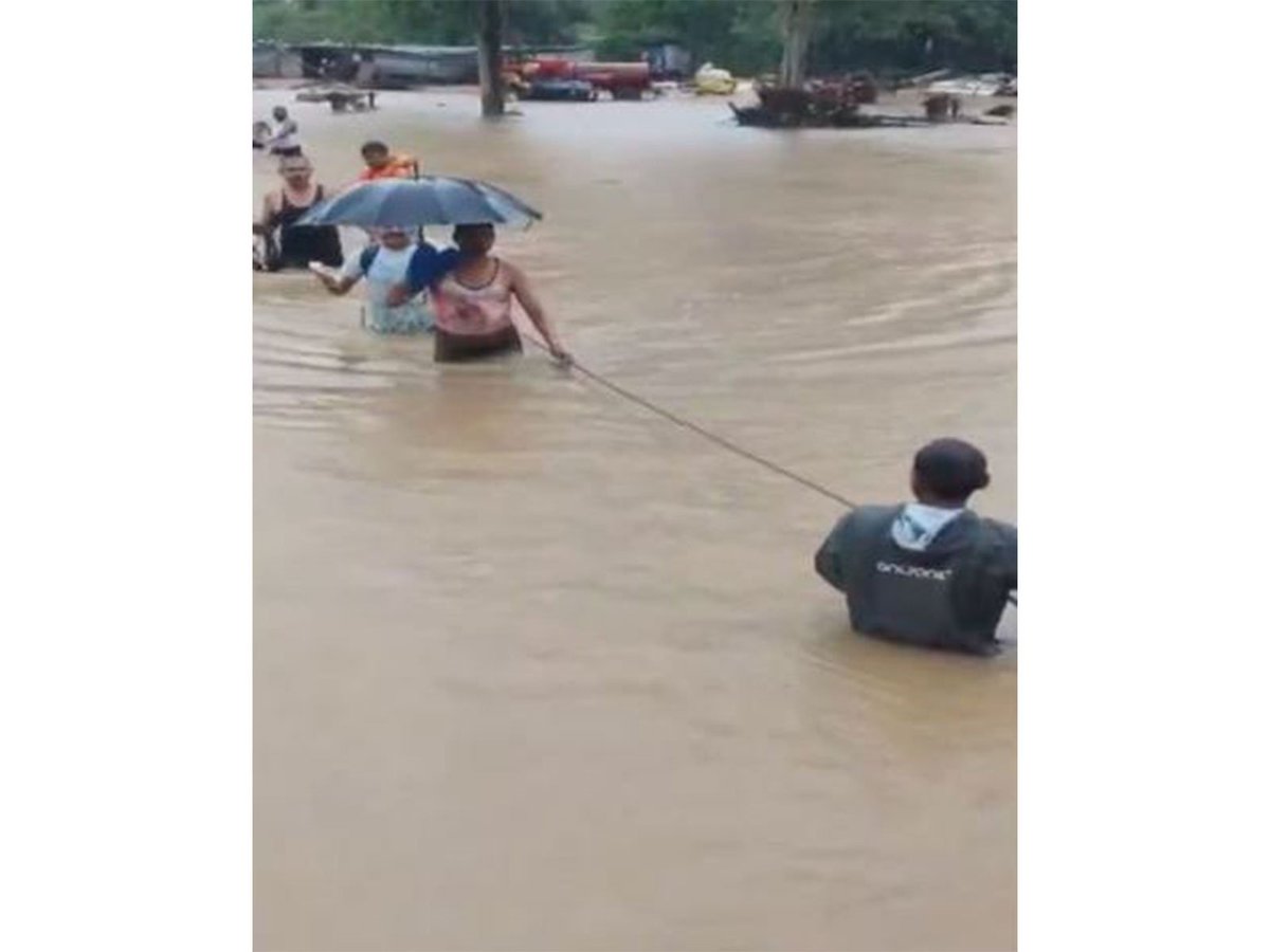 ani_digital's tweet photo. Chhattisgarh: 14 labourers stranded in floodwaters rescued in Gariaband

Read @ANI Story |https://t.co/1arLNigb6B

#Chhattisgarh #Gariaband #floodwaters #floods https://t.co/73XG60XPjV