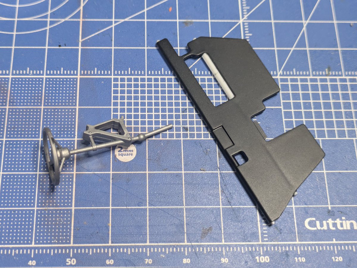 jizo_yu's tweet photo. #NASCAR制作会2026
2024 camaro ZL1製作中。運転席周りをノロノロ作っています。ステアリングのブラケットがそのままではトップパネルには付かないので削って合わせました。ペダルは前後位置を決める突起等は無いので、検索画像で確認して一番奥に付けました😅 https://t.co/eonqg6kJkQ
