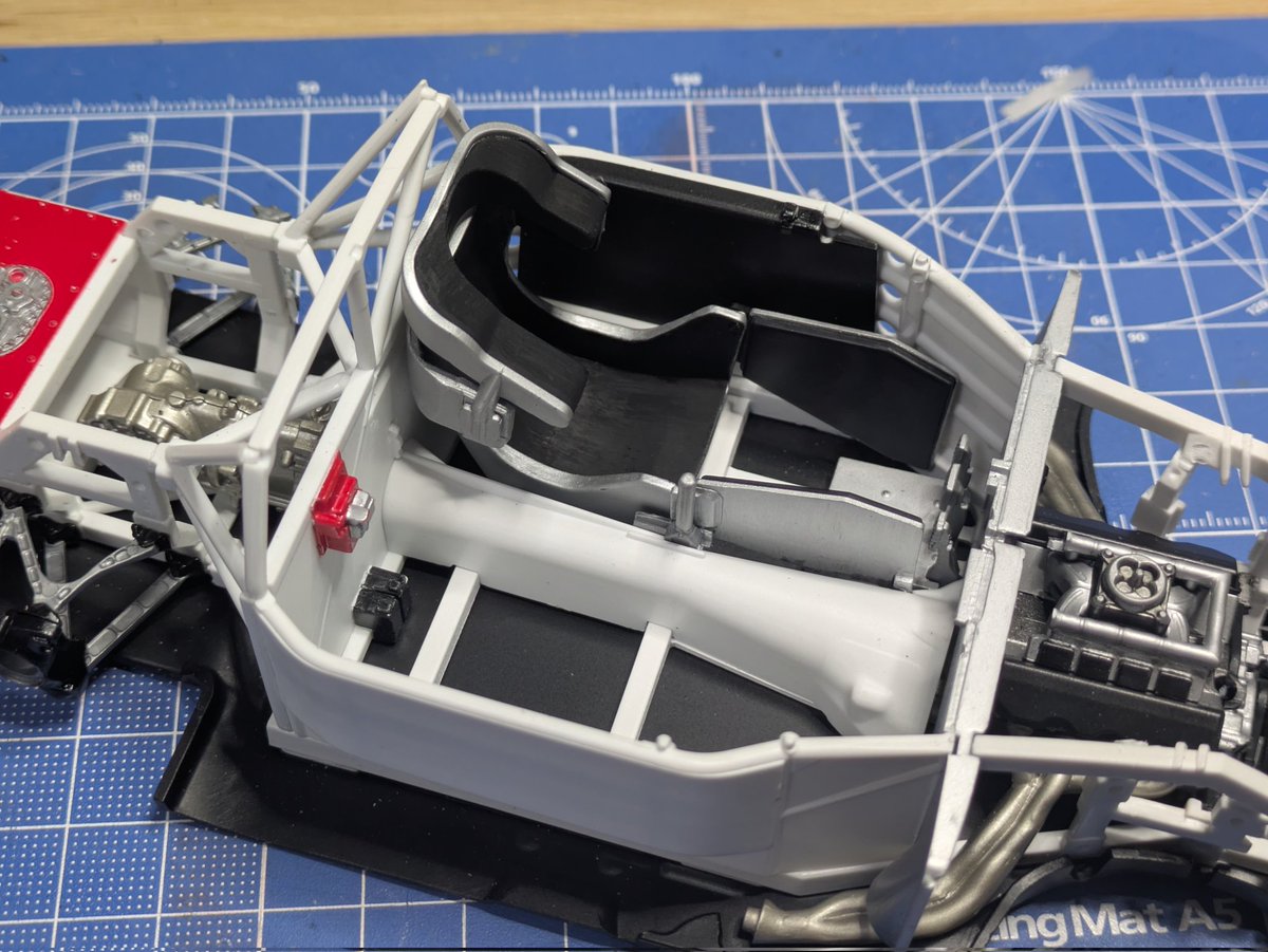 jizo_yu's tweet photo. #NASCAR制作会2026
2024 camaro ZL1製作中。運転席周りをノロノロ作っています。ステアリングのブラケットがそのままではトップパネルには付かないので削って合わせました。ペダルは前後位置を決める突起等は無いので、検索画像で確認して一番奥に付けました😅 https://t.co/eonqg6kJkQ