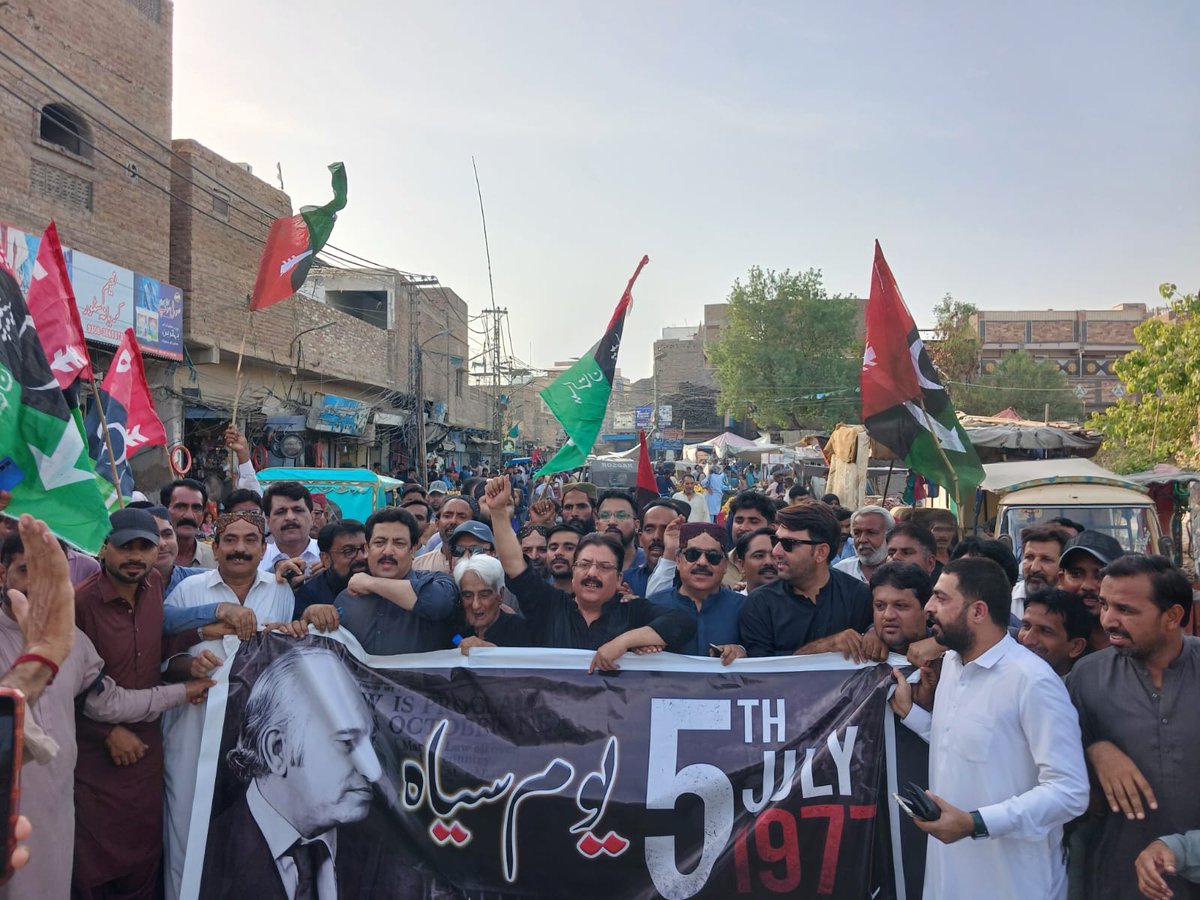 Ghazanfar_PPP's tweet photo. پاکستان پیپلز پارٹی سٹی سکھر کے زیرِ اہتمام 5 جولائی 1977 کے سیاہ دن کے موقع پر احتجاجی مارچ منعقد کیا گیا۔ شرکاء نے آمریت، غیر آئینی اقدامات اور جمہوریت دشمن قوتوں کے خلاف شدید نعرے بازی کرتے ہوئے آئین کی بالادستی جمہوریت اور عوامی حقِ حکمرانی کی بھرپور حمایت کی۔
@BBhuttoZardari https://t.co/MlNHFBCg4S