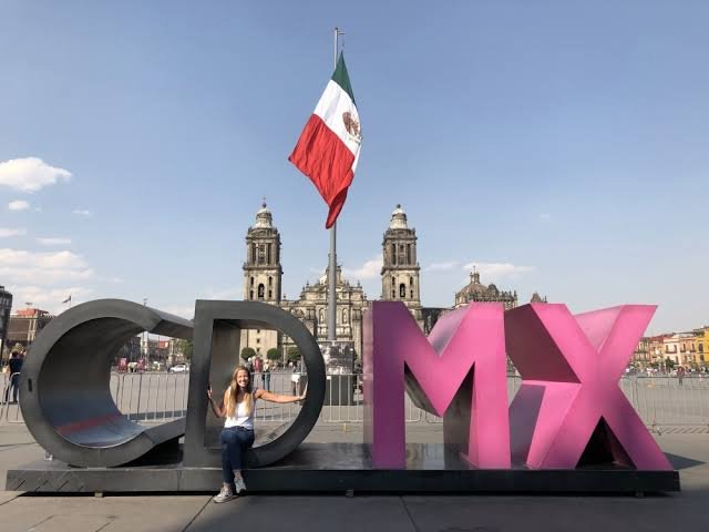 ElDatoEcua's tweet photo. #Urgente El diario The Sun califica a la CDMX como “la capital del secuestro”: Familias de los jugadores de Inglaterra usan autos blindados y custodios.

Los parientes de los futbolistas ingleses se desplazan con guardaespaldas armados; realizaron sus itinerarios con total confidencialidad y hermetismo.

Las esposas y novias de los jugadores, además del resto de familiares, no viajaron como cualquier turista. Su plan contempla el uso de camionetas blindadas, escoltas armados y desplazamientos cuidadosamente planeados para reducir cualquier riesgo, además de mantener en absoluta reserva los lugares que visitarán mientras acompañan a la selección inglesa.

El operativo también contempla limitar al máximo las apariciones públicas. Los recorridos son únicamente por rutas previamente definidas y supervisadas, evitando sitios concurridos o cualquier lugar que no cuente con condiciones de seguridad evaluadas por el personal encargado de protegerlos.

Además, los traslados no se realizan en vehículos de lujo convencionales, sino en unidades blindadas de alta seguridad, una medida que busca ofrecer mayor protección en caso de cualquier incidente. La discreción será otra de las prioridades, por lo que los itinerarios permanecen bajo estricta confidencialidad.

Mientras Inglaterra afina los últimos detalles para enfrentar al Tri en el Estadio Azteca, sus familiares también viven un partido aparte. El dispositivo implementado refleja el nivel de precaución con el que la delegación británica afrontará su paso por la Ciudad de México, en uno de los encuentros con mayor expectativa de los Octavos de Final del Mundial 2026.