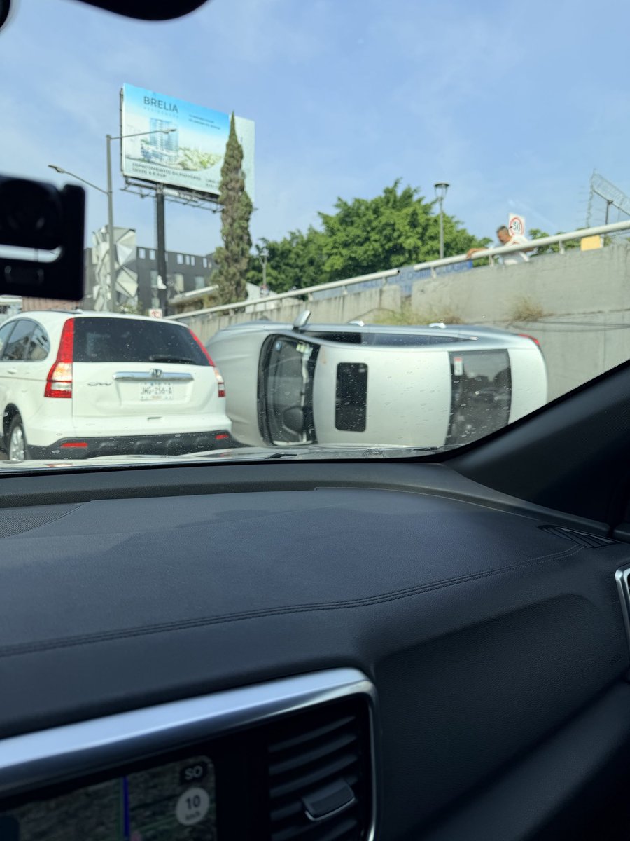 reyesfran96's tweet photo. @Trafico_ZMG vehículo volteado en desnivel de López Mateos https://t.co/WeDm4BON8X