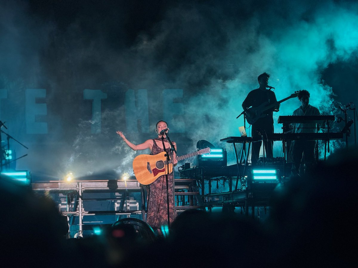 goovskies's tweet photo. Serving vocals, visuals, and a star performances! NIKI rocking @PrambananJazz with 21 songlists in 1,5hrs! Oh please Jogja no more settle for the backburner 🥹

see you very soon NIKI 🎸 https://t.co/0TBXVANIdp