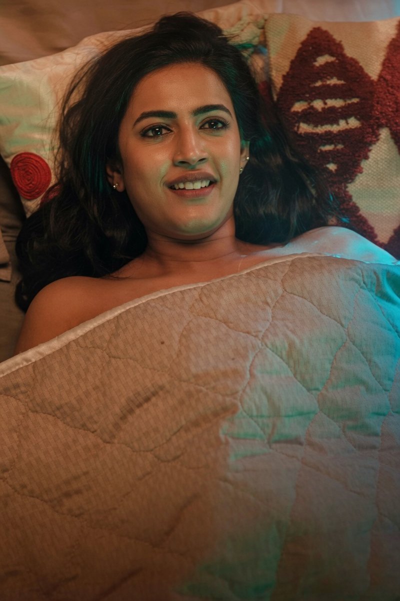 StoriesBySiri's tweet photo. 👨🏻:Chala thanx madam.. gold kosam vasthe, kohinoor diamond ye dorikindi💎
👩🏻‍🦰:It's ok le ra.. appudapudu ilane ma intiki dongathananiki vasthu undu
👨🏻:Ok madam☺️😁
👩🏻‍🦰:beeruvalo dabbulu unnai tiskoni vellu
👨🏻:Miru entha manchollo madam..🥵enti ikkada gun undi
👩🏻‍🦰:Ma ayana police le https://t.co/LvF8q4n6BC