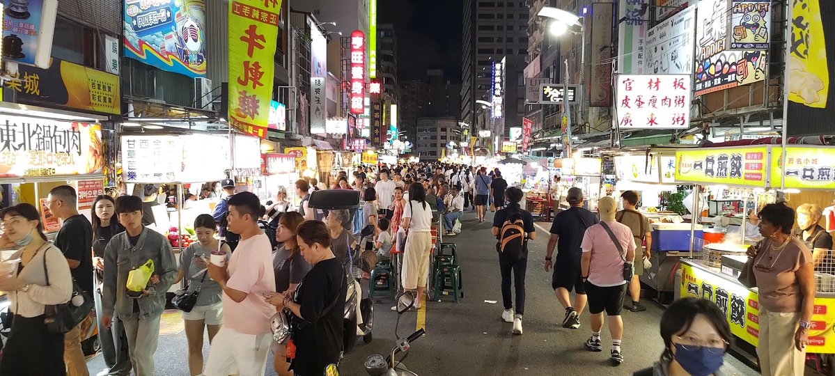 MP__03__'s tweet photo. 夕飯はホテルから徒歩2分の高雄市六合国際観光夜市へ。カラスミの串、カットマンゴーとドラゴンフルーツ、炒飯、ソーセージパンと珍しく台湾初日からビール、しかも初18ビールを頂きますた。美味かった〜。
#ドラクエウォーク
#台湾
この日の歩数は25k歩弱。4日分くらい歩いた。 https://t.co/jS48zeBPN3