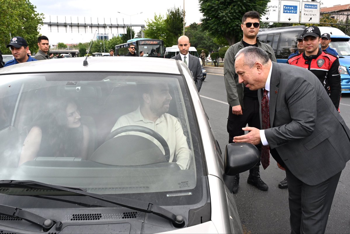 EmniyetGM's tweet photo. Emniyet Genel Müdürümüz Sayın Ali Fidan, Ankara Ulus’ta gerçekleştirilen asayiş ve trafik uygulamalarına katıldı. Vatandaşlarımızla hasbihâl ederek, kendilerine iyi yolculuklar temennisinde bulundu. 

Ardından Ankara’nın ilk polis merkezi amirliklerinden biri olan Altındağ Şehit Köksal Kaşaltı Polis Merkezi Amirliği’ni ziyaret ederek kahraman mesai arkadaşlarımızla bir araya geldi.

Her bir vatandaşımızın huzur ve güvenliği için özveriyle çalışan personelimize teşekkür ederek, görevlerinde kolaylık ve başarılar diledi.