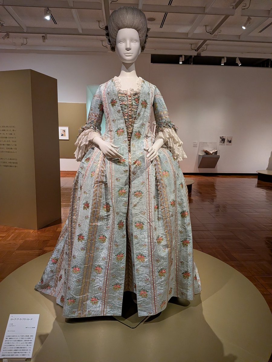 TiztB2's tweet photo. ドレスの展示もあり、ローブ・ア・ラ・フランセーズとディオールの3点の他もう1点が撮影可能。 https://t.co/9JHMuKe7jq