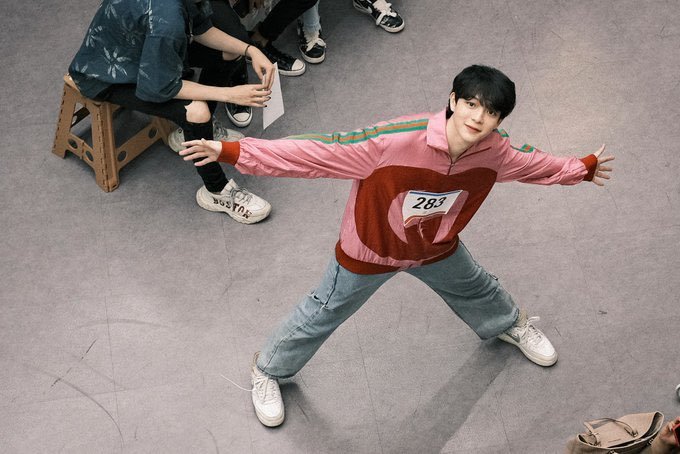 Ban_Bbasroom's tweet photo. LAST MEMORY WITH FOUREVER YOU
#FoureverYouFarewellParty
#โจฮันนอร์ธ
#แม็กกี้บาส
#บาสเด็กอ้วนที่แท้จริง

ถึง...นอร์ธ 🩷

แมะไม่รู้ว่าควรเริ่มต้นบอกลาจากตรงไหนดี...

ตลอดเวลาที่ผ่านมา ขอบคุณที่พาพวกเราเดินทางผ่านเรื่องราวมากมาย ทั้งรอยยิ้ม เสียงหัวเราะ ความสุข ความผิดหวัง และการเติบโตในทุกช่วงของชีวิต

จากตัวละครที่ครั้งหนึ่งเราเพิ่งได้รู้จัก วันนี้นอร์ธได้กลายเป็นความทรงจำอันแสนมีค่าของใครหลายคน

ขอบคุณที่ทำให้ทุกฉาก ทุกบทสนทนา และทุกความรู้สึก มีความหมาย จนพวกเราไม่อยากให้เรื่องราวนี้เดินทางมาถึงบทสุดท้าย

แม้วันนี้จะเป็นวันที่ต้องส่งนอร์ธกลับไปยังหน้ากระดาษที่เป็นจุดเริ่มต้นของเรื่องราว แต่เราเชื่อว่า "นอร์ธ" จะยังคงมีชีวิตอยู่ในหัวใจของแฟน ๆ ตลอดไปนะครับ

และเหนือสิ่งอื่นใด...

ขอบคุณน้องบาส ที่ถ่ายทอด "นอร์ธ" ออกมาได้อย่างงดงาม ด้วยความตั้งใจ ความจริงใจ และความทุ่มเทในทุกฉาก จนทำให้พวกเรารักตัวละครตัวนี้ได้อย่างหมดหัวใจ

เพราะน้องบาส...พวกเราจึงได้รู้จัก "นอร์ธ"

และเพราะ "นอร์ธ"...พวกเราจึงยิ่งรักและภูมิใจในตัวน้องบาสมากขึ้น

ขอบคุณสำหรับทุกความพยายาม ทุกหยาดเหงื่อ ทุกเสียงหัวเราะ และทุกความสุขที่มอบให้พวกเราเสมอนะครับ

วันนี้...เราอาจกำลังกล่าวลา "นอร์ธ"

แต่สำหรับ "น้องบาส" นี่เป็นเพียงจุดเริ่มต้นของการเดินทางบทใหม่

พวกเราจะยังคงอยู่ตรงนี้ คอยส่งกำลังใจ สนับสนุน และเดินเคียงข้างน้องบาสในทุกก้าวของเส้นทางต่อจากนี้

ขอบคุณนะ...นอร์ธ 🩷

และขอบคุณนะ...น้องบาส ที่ทำให้พวกเราได้พบกับนอร์ธ

แล้วพบกันใหม่...ในทุกครั้งที่เราย้อนกลับไปเปิดหน้ากระดาษของ Fourever Project 🩷