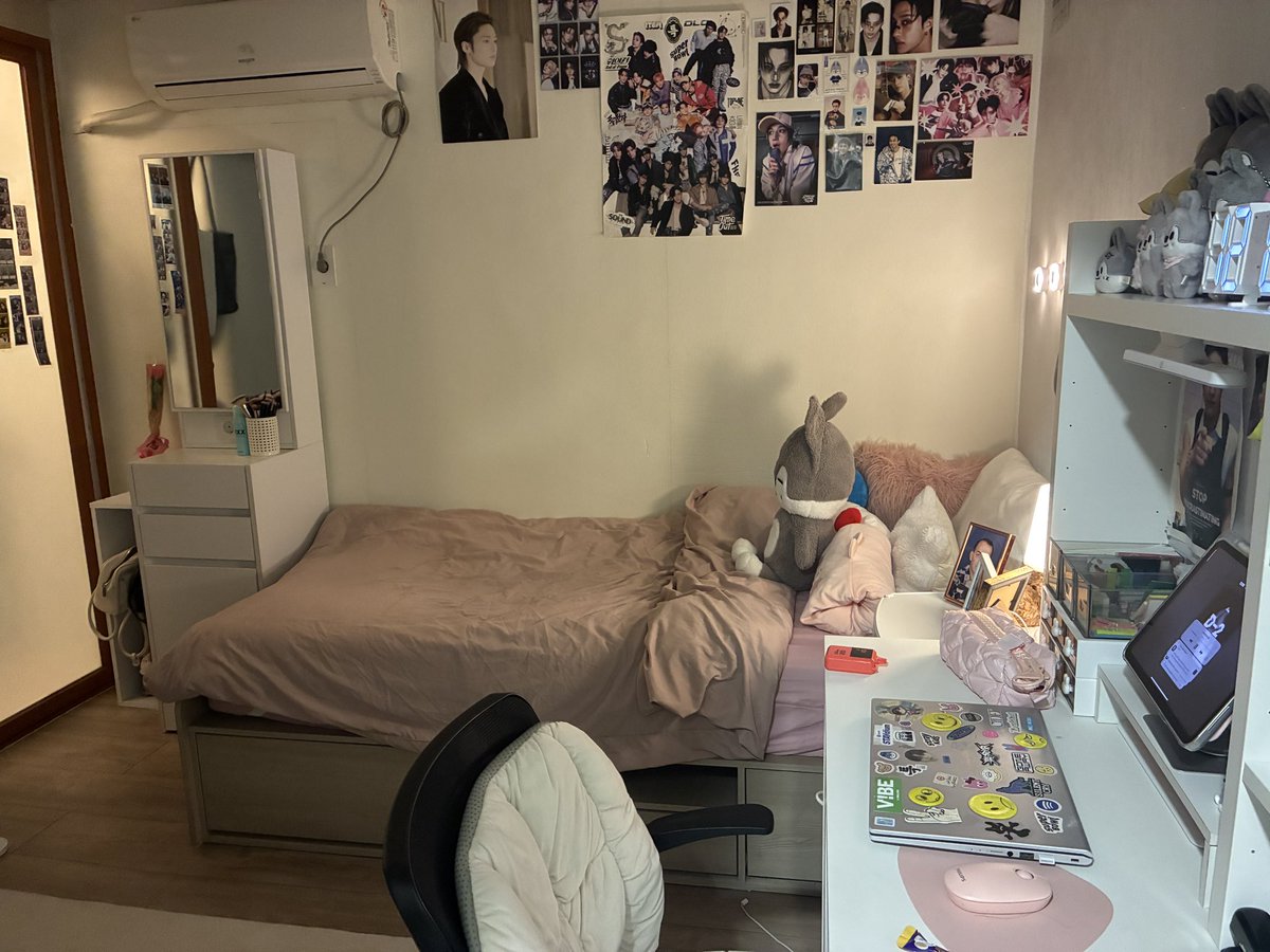 chansnewlaptop's tweet photo. Room all cleaned 🥰 https://t.co/ucG4vQ4Usp