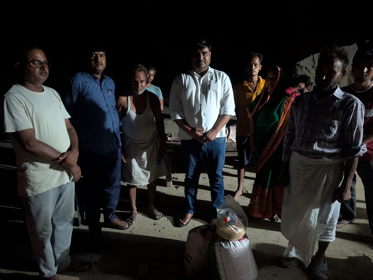 dmpratapgarh's tweet photo. तहसील पट्टी के ग्राम रायगढ़ में श्री संतोष राम चतुर्वेदी की पत्नी की दर्दनाक मृत्यु होने एवं पति के मानसिक रुप से कमजोर होने के कारण आर्थिक स्थिति के सम्बन्ध में सोशल मीडिया पर चल रही खबर का तत्काल संज्ञान लेते हुए उप जिलाधिकारी पट्टी मौके पर गये,  परिवार का कुशलक्षेम जाना।  
परिवार को राशन उपलब्ध करा दिया गया है एवं अहैतुक सहायता तत्काल उपलब्ध करायी जा रही है। उक्त के अतिरिक्त मुख्यमंत्री कृषक दुर्घटना कल्याण योजना एवं उ0प्र0 मुख्यमंत्री बाल सेवा योजना से भी आच्छादित किया जा रहा है। बच्चों के भविष्य एवं परिवार के कल्याण हेतु प्रशासन परिवार के साथ है।