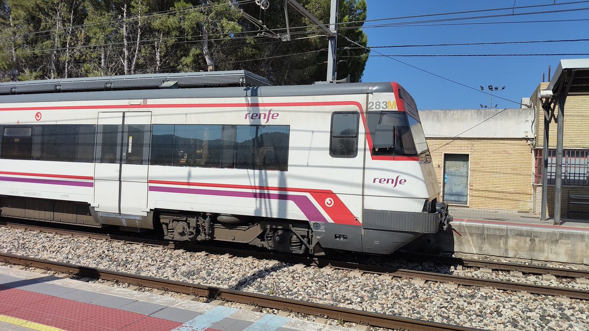 tomasferrandis's tweet photo. A punt de pujar al tren a Xeraco (València)... Ui, avaria!! https://t.co/6WwwQ7Dgdz
