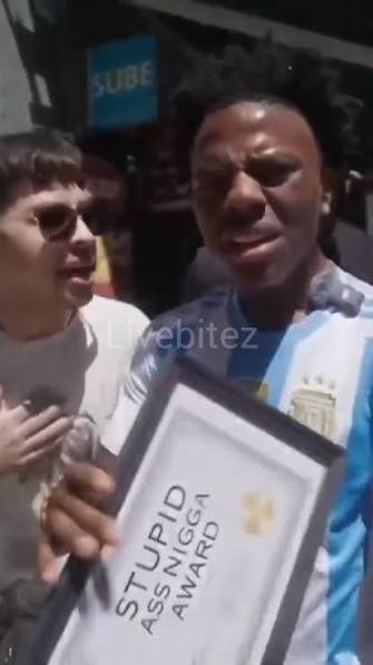SantosOpressivo's tweet photo. "O Speed veio aqui na Argentina e foi super bem tratado"

O presente que deram pra ele lá:

'Prêmio de Negro Idiota do ano' https://t.co/u6uGsq21Qj