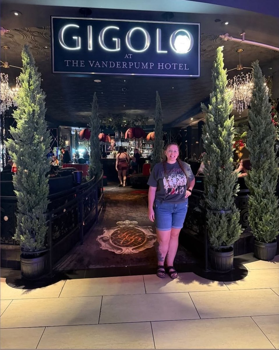 imsojhood's tweet photo. Sadly had to take a second round of pics of the wife at #TheVanderpumpHotel after her phone was stolen there 😞 @LisaVanderpump https://t.co/NqAJ94etQ1