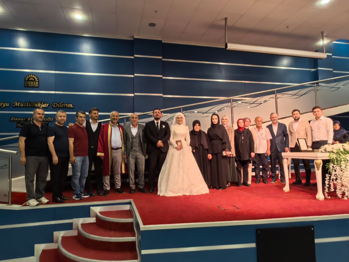 akgencgebzee's tweet photo. İlçe Bşk Recep Kaya, İlçe GK Bşk Av. Bilal Durmuş Kurt,Yönetimimiz ve Meclis üyemiz ile birlikte;Nikah akitlerini Belediye Bşk Zinnur Büyükgöz’ün gerçekleştirdiği Tatlıkuyu Mahallesi kanaat önderimiz İsmail Tuzcu’nun çocukları Sena Nur&amp;Yavuz çiftinin mutluluklarına şahitlik ettik https://t.co/GGiv8LEE1Q