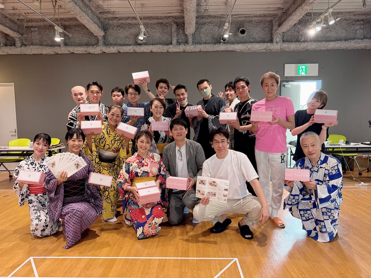 okamotoatsuko's tweet photo. #松井誠 座長の稽古場にはいつも皆さんからのお差し入れでケータリングコーナーがいっぱい！

今日は今超話題のグルテンフリー・ヴィーガンスイーツを、社長自ら稽古場にお届けいただきました！島原社長、ありがとうございます！

Vee Sweets CAFE YOKOHAMAさんのドーナツとどら焼きは、グルテンフリーやヴィーガンスイーツの概念が変わっちゃいます。身体に良いものって味はね⋯って思っていたのに、まさかこんなに美味しいとは！超美味しくて罪悪感なく食べられる甘いもの、まさに我々の味方！
ありがとうございます！

味もいっぱい！

Vee Sweets CAFE YOKOHAMA
100%グルテンフリー＆プラントベース

https://t.co/Ym7tMQtocA

 #グルテンフリー
 #ヴィーガン
 #VeeSweetsCAFE YOKOHAMA

￼