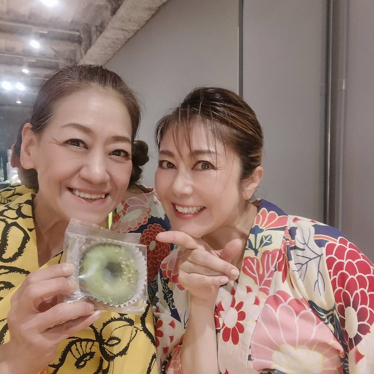 okamotoatsuko's tweet photo. #松井誠 座長の稽古場にはいつも皆さんからのお差し入れでケータリングコーナーがいっぱい！

今日は今超話題のグルテンフリー・ヴィーガンスイーツを、社長自ら稽古場にお届けいただきました！島原社長、ありがとうございます！

Vee Sweets CAFE YOKOHAMAさんのドーナツとどら焼きは、グルテンフリーやヴィーガンスイーツの概念が変わっちゃいます。身体に良いものって味はね⋯って思っていたのに、まさかこんなに美味しいとは！超美味しくて罪悪感なく食べられる甘いもの、まさに我々の味方！
ありがとうございます！

味もいっぱい！

Vee Sweets CAFE YOKOHAMA
100%グルテンフリー＆プラントベース

https://t.co/Ym7tMQtocA

 #グルテンフリー
 #ヴィーガン
 #VeeSweetsCAFE YOKOHAMA

￼
