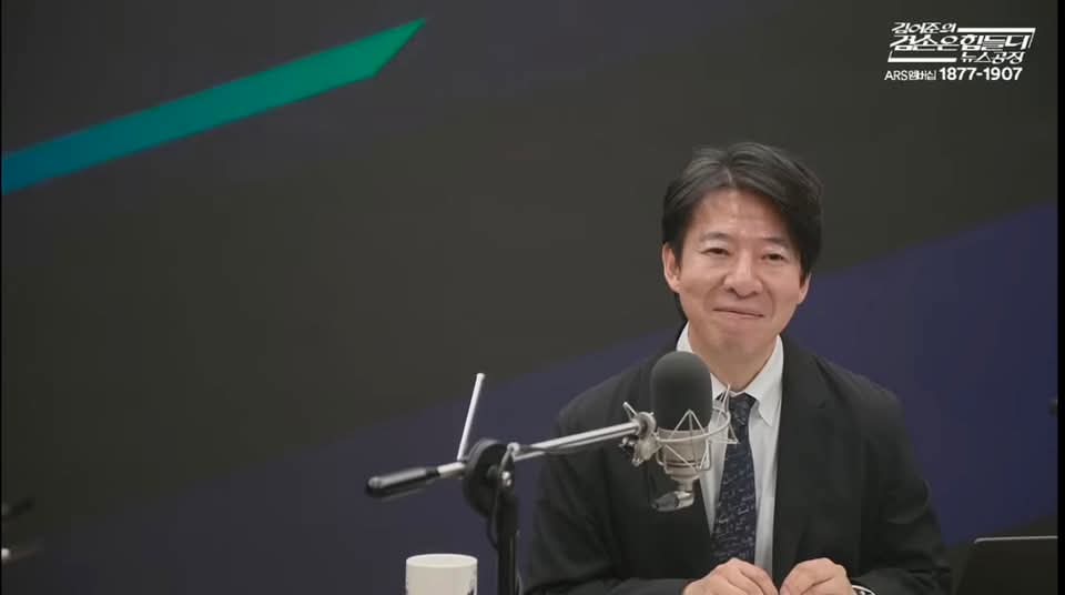 wpdlatm10's tweet photo. 이광수

2023년 
윤석열 임기 1년,
아무도 행복하지 않다는 책을 쓰고
스스로 회사를 나왔습니다. 

아무 계획없이 
백수가 된 저에게
아무 일도 없었고, 
미래가 막막했습니다. 

사무실도 없이
커피숍을 전전하던 어느날, 

뉴스공장 김어준 총수가
말해주더군요. 

"할일도 없을테니, 
 일주일에 한번씩 겸손은 힘들다에 나오세요."

진짜, 
할일이 없었던 
저에게 손을 내밀어 줬습니다.

뉴스공장은
겸손은 힘들다는
저에게 그랬습니다. 

외롭고, 
힘들때,
손을 잡아줬습니다. 

시간이 흘러갔습니다. 

저도 이제
마음의 평안을 조금씩 얻어가고 있는 중에

김어준 총수가 
이번에는 다른 손을 내밀었습니다. 

"12시에 만나요"

사람들이 말합니다. 

왜, 거길 들어가서 하냐고
혼자해도 충분하다고
독립해서 하라고

고민이 많았습니다. 

그런데, 
생각했습니다. 

힘들때는 냉큼 손을 잡더니
조금 나아졌다고
다른 생각을 하는 저를 발견했습니다. 

이건 아니다.

전 
처음처럼
생각하기로
처음처럼
행동하기로 했습니다. 

아무(?) 생각없이
12시에 만나요를 시작한 이유입니다. 

최근에
김어준 총수가 출장을 간 기간동안
일일공장장을 했습니다. 

제가
힘들고 외로울때
도와준 그를 위해
뉴스공장을 위해
아주 조그만 도움이 된 것 같아
스스로를 대견해 했습니다. 

가끔 사람들이
말합니다. 

거기서 벗어나라고

그래야, 
더 많은 일을 할 수 있고
돈도 더 많이 벌 수 있다고.

그래도, 
전 처음을 놓지 않겠습니다. 

처음처럼
처음 마음처럼

내일도
저는 뉴스공장에 출연합니다.