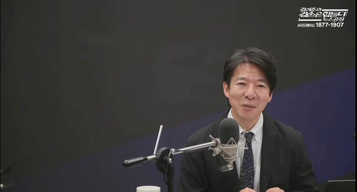 wpdlatm10's tweet photo. 이광수

2023년 
윤석열 임기 1년,
아무도 행복하지 않다는 책을 쓰고
스스로 회사를 나왔습니다. 

아무 계획없이 
백수가 된 저에게
아무 일도 없었고, 
미래가 막막했습니다. 

사무실도 없이
커피숍을 전전하던 어느날, 

뉴스공장 김어준 총수가
말해주더군요. 

"할일도 없을테니, 
 일주일에 한번씩 겸손은 힘들다에 나오세요."

진짜, 
할일이 없었던 
저에게 손을 내밀어 줬습니다.

뉴스공장은
겸손은 힘들다는
저에게 그랬습니다. 

외롭고, 
힘들때,
손을 잡아줬습니다. 

시간이 흘러갔습니다. 

저도 이제
마음의 평안을 조금씩 얻어가고 있는 중에

김어준 총수가 
이번에는 다른 손을 내밀었습니다. 

"12시에 만나요"

사람들이 말합니다. 

왜, 거길 들어가서 하냐고
혼자해도 충분하다고
독립해서 하라고

고민이 많았습니다. 

그런데, 
생각했습니다. 

힘들때는 냉큼 손을 잡더니
조금 나아졌다고
다른 생각을 하는 저를 발견했습니다. 

이건 아니다.

전 
처음처럼
생각하기로
처음처럼
행동하기로 했습니다. 

아무(?) 생각없이
12시에 만나요를 시작한 이유입니다. 

최근에
김어준 총수가 출장을 간 기간동안
일일공장장을 했습니다. 

제가
힘들고 외로울때
도와준 그를 위해
뉴스공장을 위해
아주 조그만 도움이 된 것 같아
스스로를 대견해 했습니다. 

가끔 사람들이
말합니다. 

거기서 벗어나라고

그래야, 
더 많은 일을 할 수 있고
돈도 더 많이 벌 수 있다고.

그래도, 
전 처음을 놓지 않겠습니다. 

처음처럼
처음 마음처럼

내일도
저는 뉴스공장에 출연합니다.