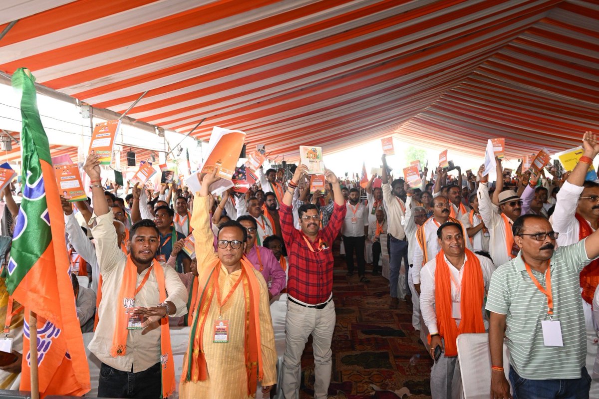 NitinNabin's tweet photo. आज लखनऊ में शक्ति केंद्र संयोजक सम्मेलन को संबोधित कर संगठन की मजबूती तथा बूथ स्तर तक जनसंपर्क को और प्रभावी बनाने के लिए कार्यकर्ताओं का मार्गदर्शन किया।

विपक्ष आज भी जातिवाद, तुष्टिकरण और भ्रम फैलाने की राजनीति में उलझा हुआ है, जबकि जनता विकास, सुशासन और जवाबदेही चाहती है। जिन दलों ने वर्षों तक उत्तर प्रदेश को परिवारवाद, भ्रष्टाचार और कुशासन की राजनीति में जकड़े रखा, जनता उन्हें लगातार नकार रही है और आने वाले समय में एक बार फिर एनडीए पर अपना भरोसा जताकर प्रदेश में सुशासन और विकास की सरकार को पुनः जनादेश देगी।

@BJP4UP