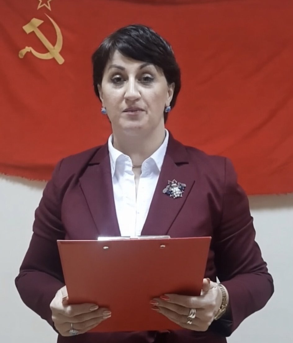 O_Papo_'s tweet photo. 🚨 RÚSSIA PRENDE COMUNISTA POR NÃO RECONHECER A FEDERAÇÃO RUSSA 🇷🇺👮🏻‍♂️

A ativista Larisa Bachieva foi condenada a 6 ANOS de prisão por liderar um comitê que considera a URSS ainda viva e a Rússia um estado ilegítimo. https://t.co/MaQyxKBmdC