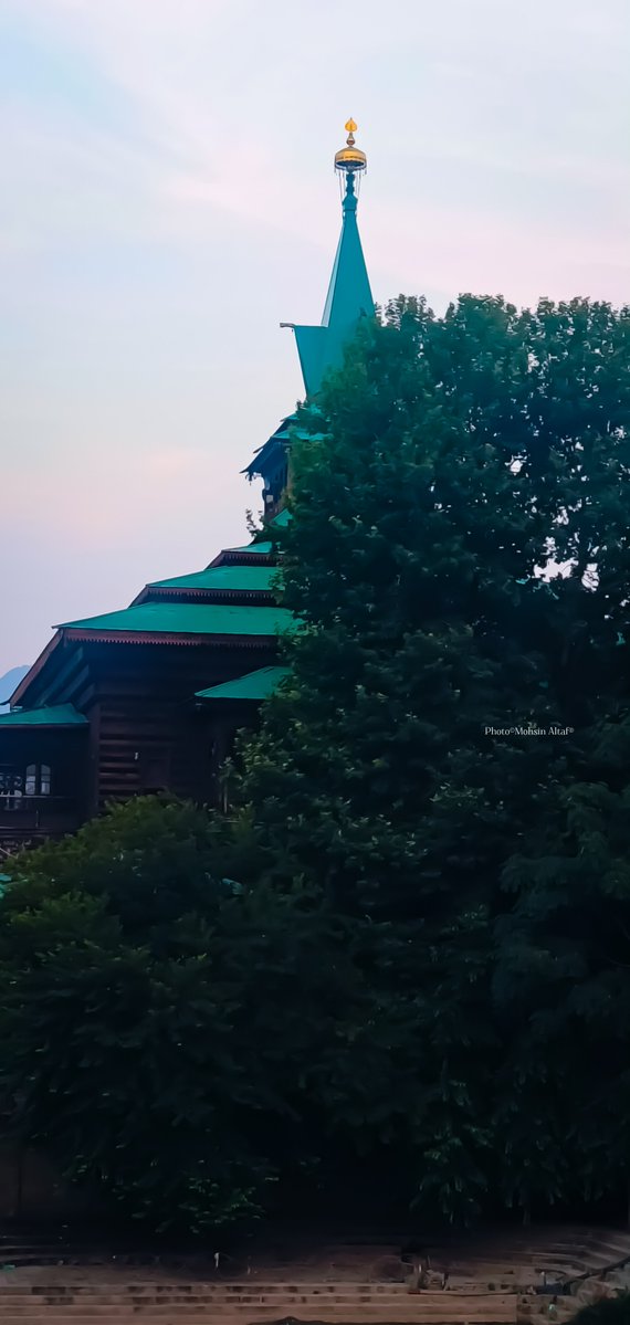MohsinAltaf786H's tweet photo. The Khanqah-e-Molla or Shah-e-Hamdan is one of the oldest Muslim shrines located on the banks of the river Jhelum in Srinagar city. https://t.co/Rgc97WXV3Z