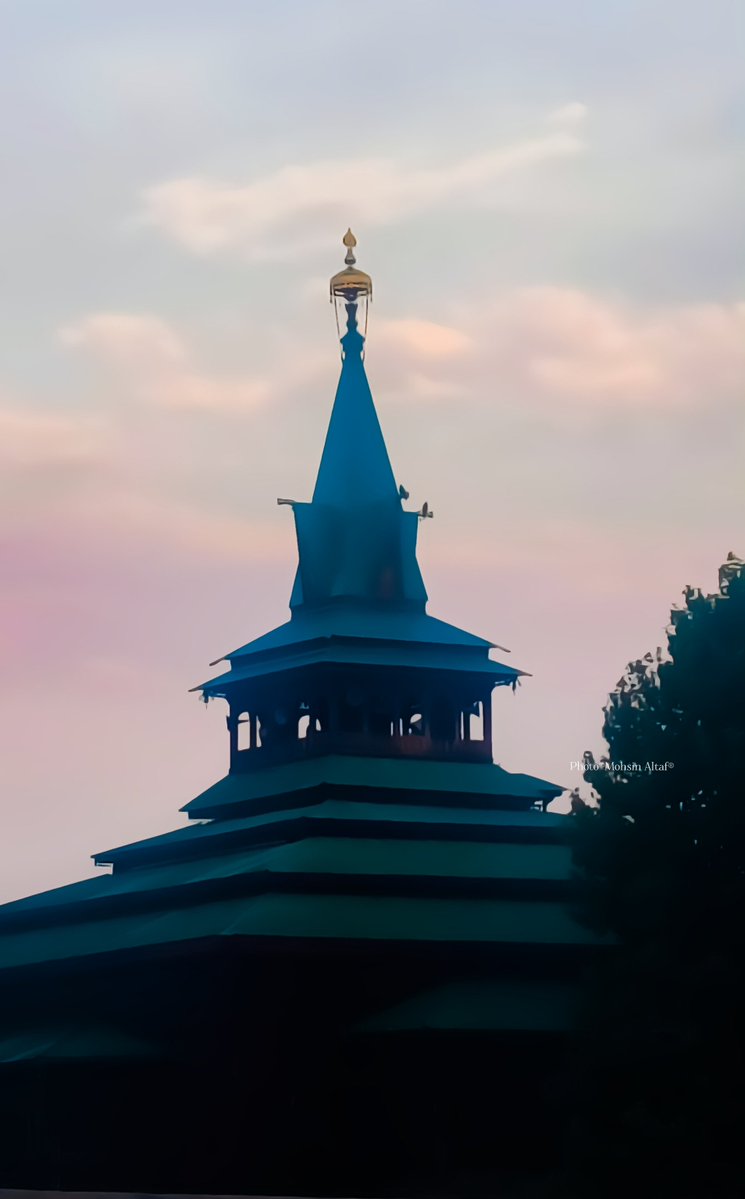 MohsinAltaf786H's tweet photo. The Khanqah-e-Molla or Shah-e-Hamdan is one of the oldest Muslim shrines located on the banks of the river Jhelum in Srinagar city. https://t.co/vXCYZ3VVNq