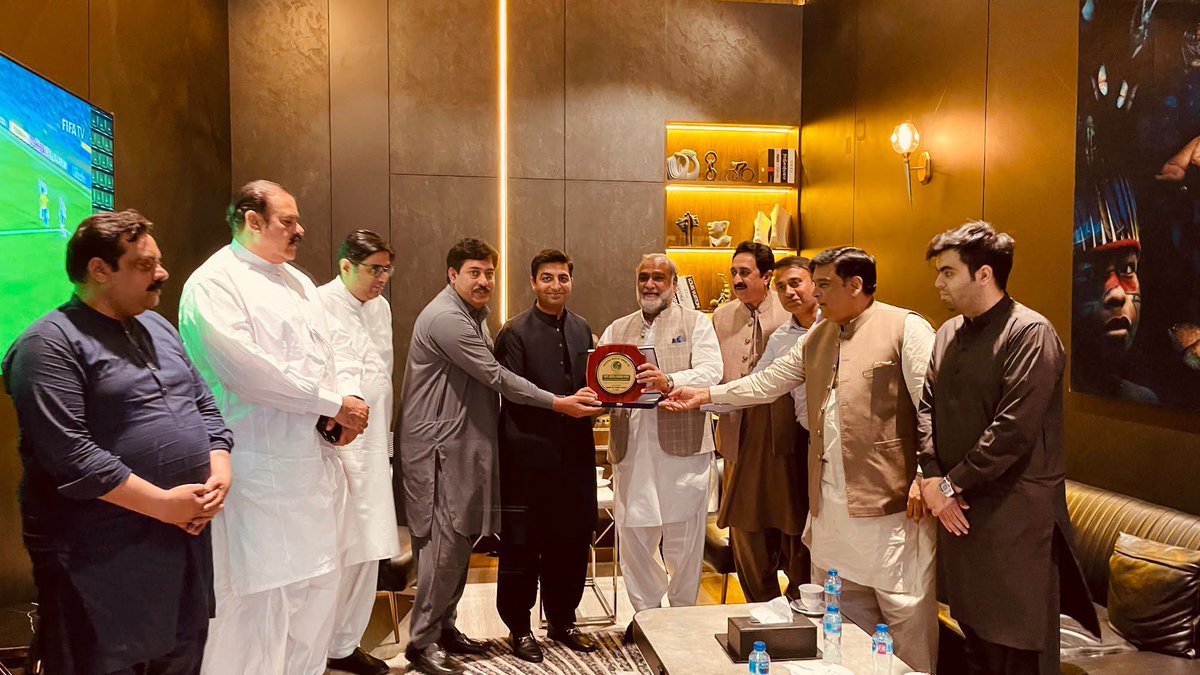 zahid_pmln's tweet photo. فیصل آباد کی تاریخ میں اعلی کارکردگی پر ڈپٹی کمشنر فیصل آباد کپٹین ریٹائرڈ ندیم ناصر صاحب کو  انکے تبادلے کے بعد فیصل آباد کی سیاسی قیادت صحافی برادری اور سول سوسائٹی کی طرف سے انکی فیصل آباد کے لئے خدمات پر خراج تحسین پیش کیا جارہا ہے https://t.co/lMzkqhEU5q