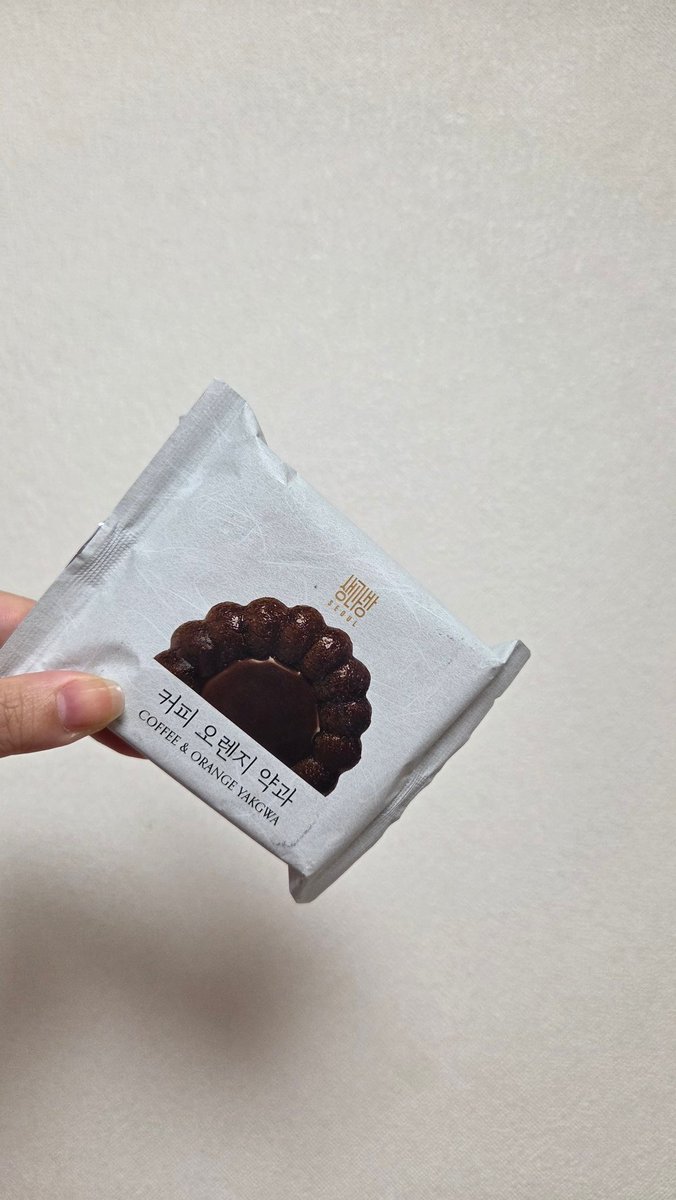maichn_krkr's tweet photo. セングァバンでもらった薬果、しっとりジュワッとしててめっちゃ美味しかった🥹❤️
ひとつ40gだから食べ応えも◎ 
コーヒーオレンジ☕️🍊
抹茶🍵
をもらったんだけど、みんなのレポ見て他の味も気になってる〜！黒ごまとかパンプキンも美味しそう🤤

#びゅーふる
#びゅーフェス
#Jsure
#SAENGGWABANG https://t.co/AeSQw5SXBh