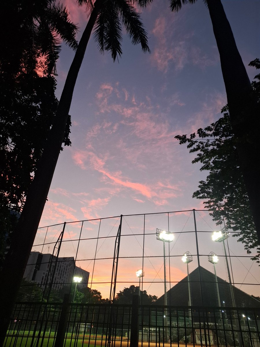 escapedefate's tweet photo. pretty sky prettier gf https://t.co/0kj4ksyM8N