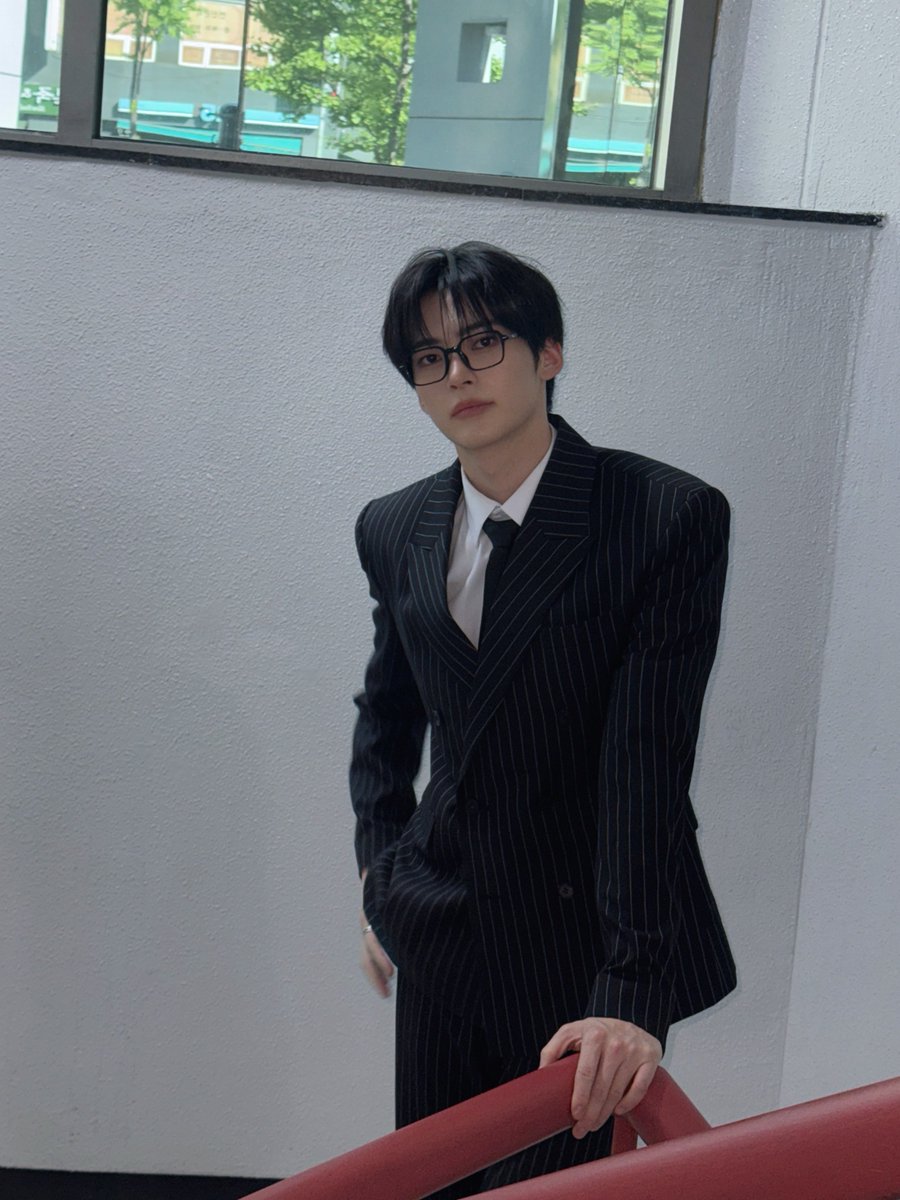 zhhb76's tweet photo. 그런 사무실 분위기도 몰루고 야차뜨러 가는것 갗은 짱대리....성대리가 어디서 보자고 햇는지 말도 않해좃는데 자연스럽게 비상계단으로 향함....그리고 몇 층 쫌 내려가묜 성대리 이러구 서서 내려오는 짱아오 꼴아보고잇슴..... https://t.co/Dz3i4l5JXz